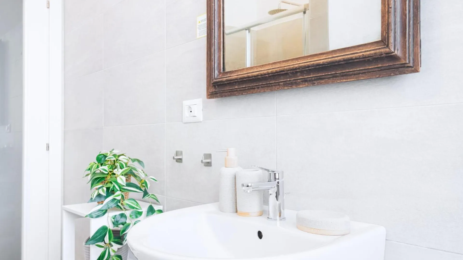 Easylife - Classico Monolocale Zona Washington Milan 0*,  Italy
